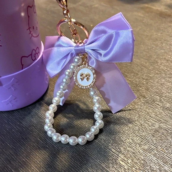 💜Stanley Lavender Hello Kitty Quencher H2.0 Tumbler with Charm💜 - Picture 4 of 9